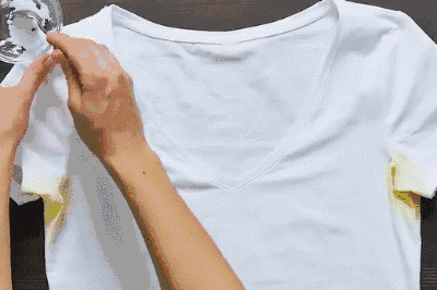 白裤子上的油渍怎么去除(白色衣服上的油渍怎么去除小窍门)