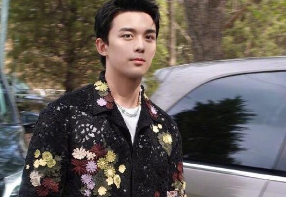 吴磊请拜冰全员吃外卖