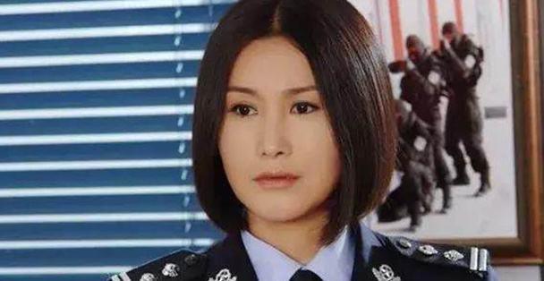 曾是“最美警花”,嫁大23岁知名导演,今50岁可老公已经过世5年