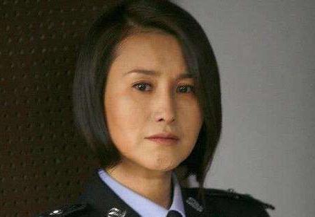 曾是“最美警花”,嫁大23岁知名导演,今50岁可老公已经过世5年