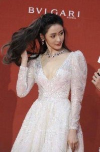 拒绝畸形审美:关晓彤与张天爱的时尚活动对比解析