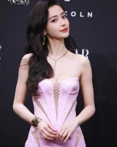 ​杨颖新恋情曝光！神秘男友引发娱乐圈轰动，黄晓明地位不保？