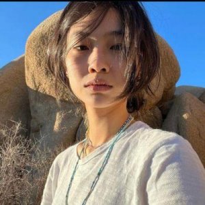 ​郑浩妍结束9年恋情后亮相《鱿鱼游戏》首映，笑称“希望角色能活久一点