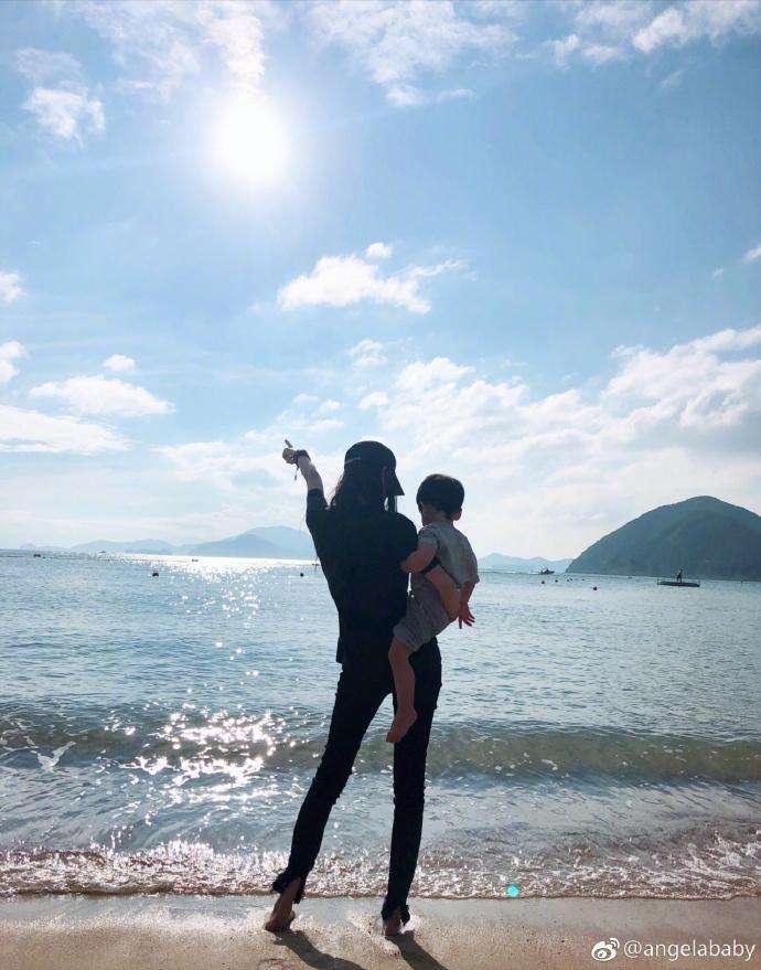 Angelababy晒出儿子背影照,苗条身材和大长腿实力抢镜