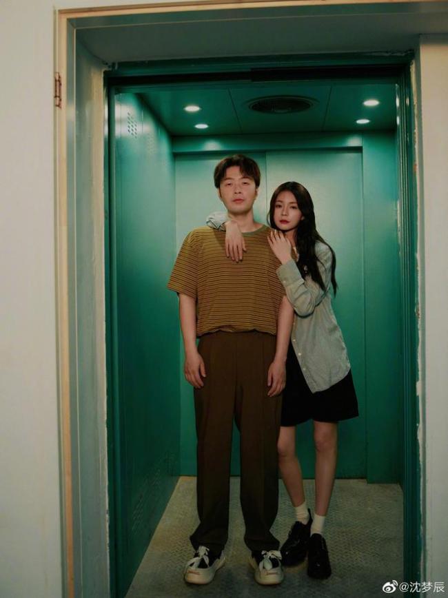 感情好着呢!沈梦辰到场支持杜海涛话剧开心合影