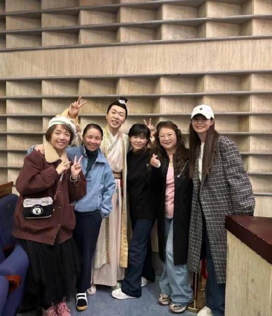 感情好着呢!沈梦辰到场支持杜海涛话剧开心合影