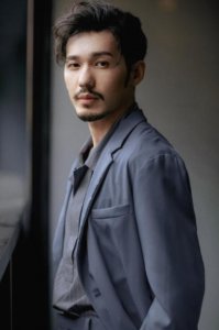 白宇刘萌萌热恋?地下车库吻别超甜,曾透露恋爱每日至少三次接吻