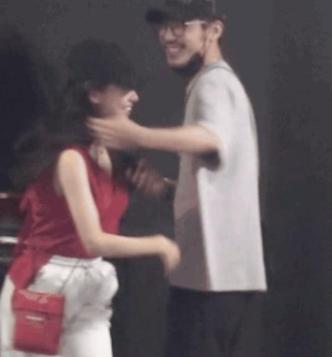 白宇刘萌萌热恋?地下车库吻别超甜,曾透露恋爱每日至少三次接吻