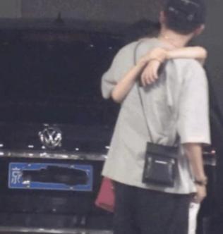 白宇刘萌萌热恋?地下车库吻别超甜,曾透露恋爱每日至少三次接吻