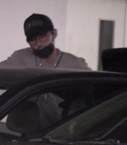 白宇刘萌萌热恋?地下车库吻别超甜,曾透露恋爱每日至少三次接吻