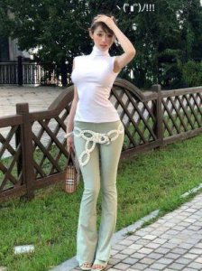 揭秘芭比迪丽拉:化妆与整容前后的惊人对比