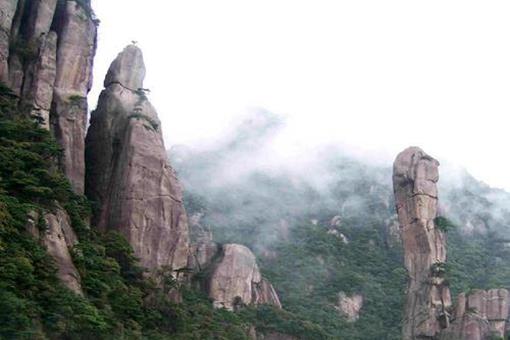 横看成岭侧成峰侧远近高低各不同是什么山