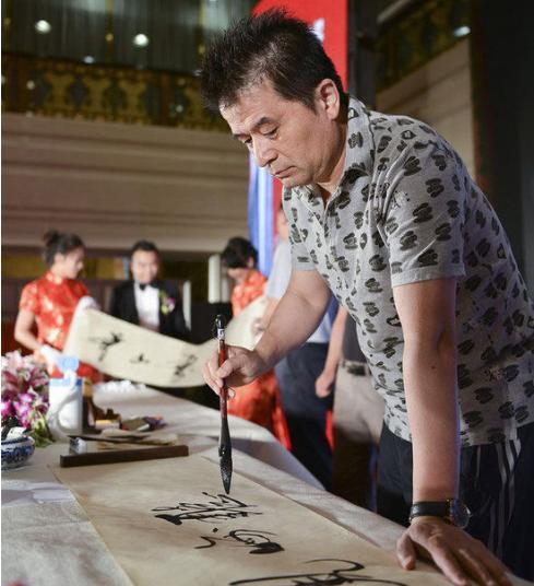 60岁毕福剑近照曝光!在饭店迎宾客朋友,廉价拖鞋挽裤腿毫无形象