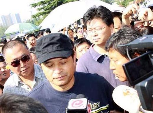 60岁毕福剑近照曝光!在饭店迎宾客朋友,廉价拖鞋挽裤腿毫无形象