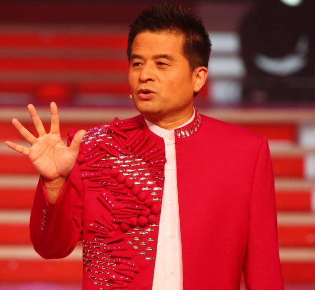 60岁毕福剑近照曝光!在饭店迎宾客朋友,廉价拖鞋挽裤腿毫无形象