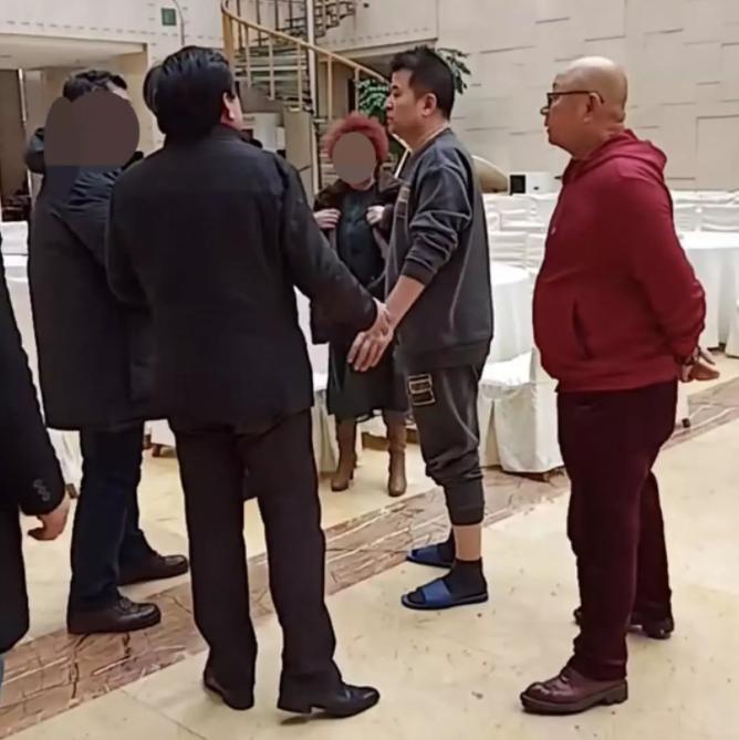 60岁毕福剑近照曝光!在饭店迎宾客朋友,廉价拖鞋挽裤腿毫无形象