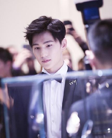 杨洋发微博只有六个字,网友却哭笑不得 而工作人员很无奈