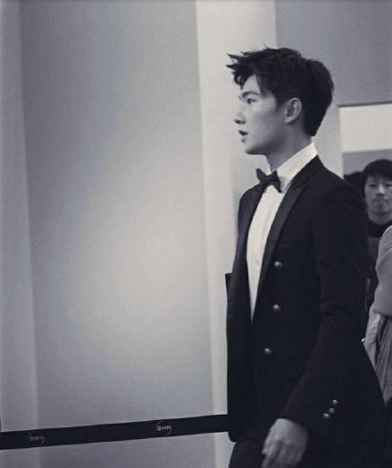 杨洋发微博只有六个字,网友却哭笑不得 而工作人员很无奈