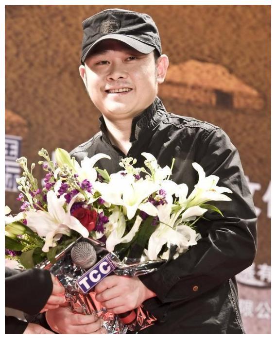 47岁刀郎生活照,与二婚妻子相濡以沫,27岁女儿颜值高