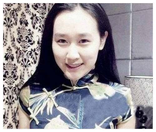 47岁刀郎生活照,与二婚妻子相濡以沫,27岁女儿颜值高