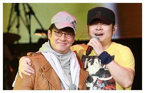 47岁刀郎生活照,与二婚妻子相濡以沫,27岁女儿颜值高