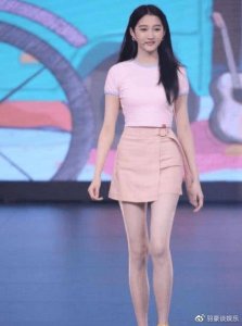 关晓彤这腿真实的?难怪被叫“腿精”,网友:这腿不秀都可惜