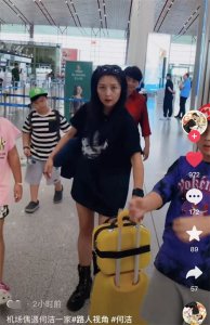 何洁带四个孩子现身机场!儿女丹凤眼像郝子铭,一旁刁磊胡子拉碴