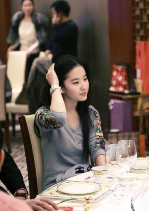 刘亦菲小时候照片曝光,网友:从小就惊为天人