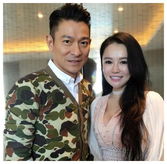 邹市明的老婆冉莹颖,感觉他的大一点也不输给柳岩呢?