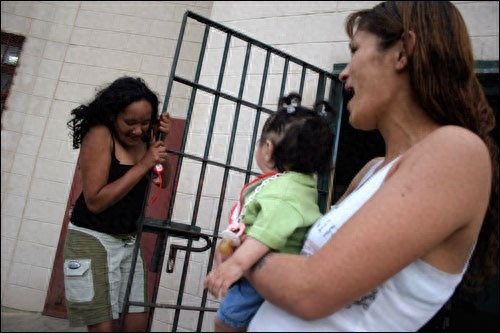 真实记录女犯妈妈和孩子在监狱的生活