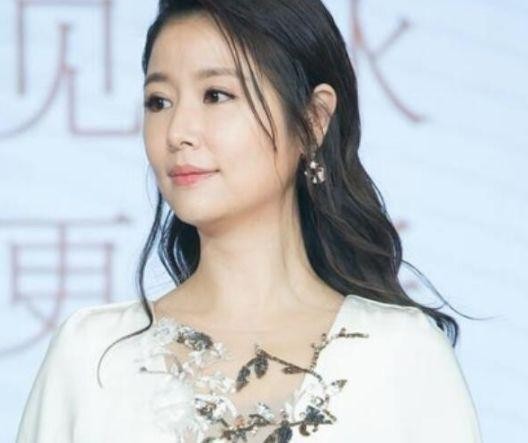 曾被白睡8年,男友却勾搭上闺蜜,如今走向人生巅峰,人人羡慕