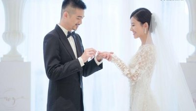 吴中天的妻子是谁,吴中天个人资料出道经历