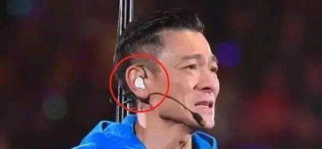 明星演唱会戴的耳机叫什(演唱会戴的耳返有什用)