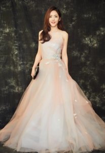 ​她是电视剧《柒个我》中的女主角，没想到一袭长裙的她美的不像话