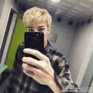 ​吴世勋在厕所玩自拍？烟熏妆好妖艳点赞，行走的眼“精”