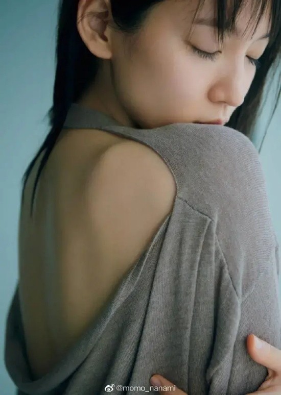 吉冈里帆ins写真鉴赏,气质干净五官精致!