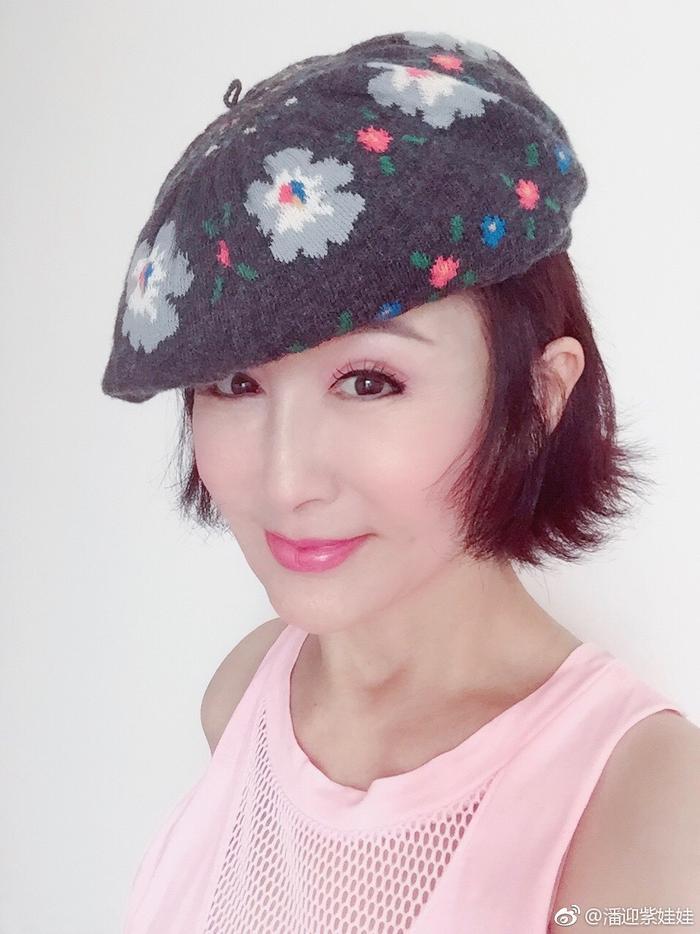 69岁潘迎紫近照曝光,皮肤紧致托腮卖萌,少女气十足