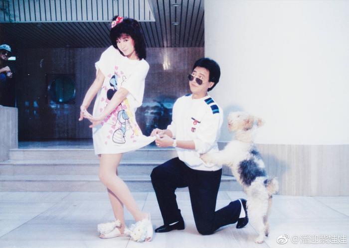 69岁潘迎紫近照曝光,皮肤紧致托腮卖萌,少女气十足