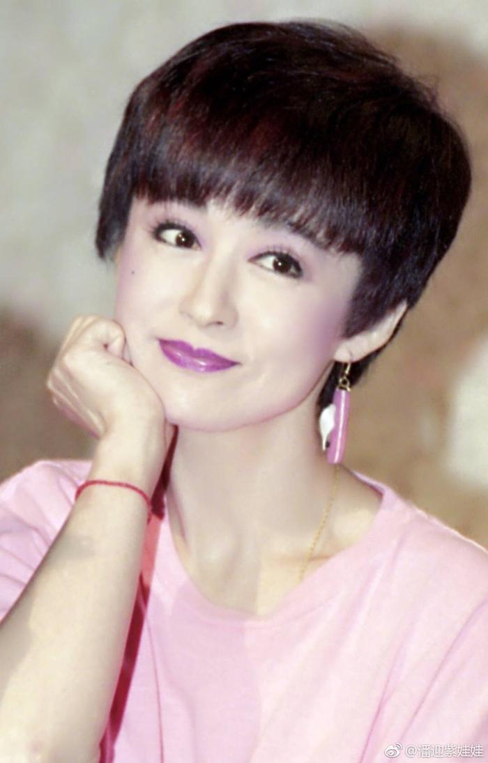 69岁潘迎紫近照曝光,皮肤紧致托腮卖萌,少女气十足