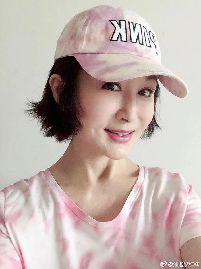 69岁潘迎紫近照曝光,皮肤紧致托腮卖萌,少女气十足