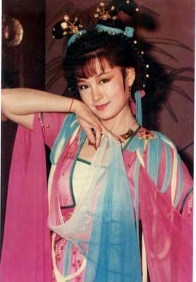 69岁潘迎紫近照曝光,皮肤紧致托腮卖萌,少女气十足