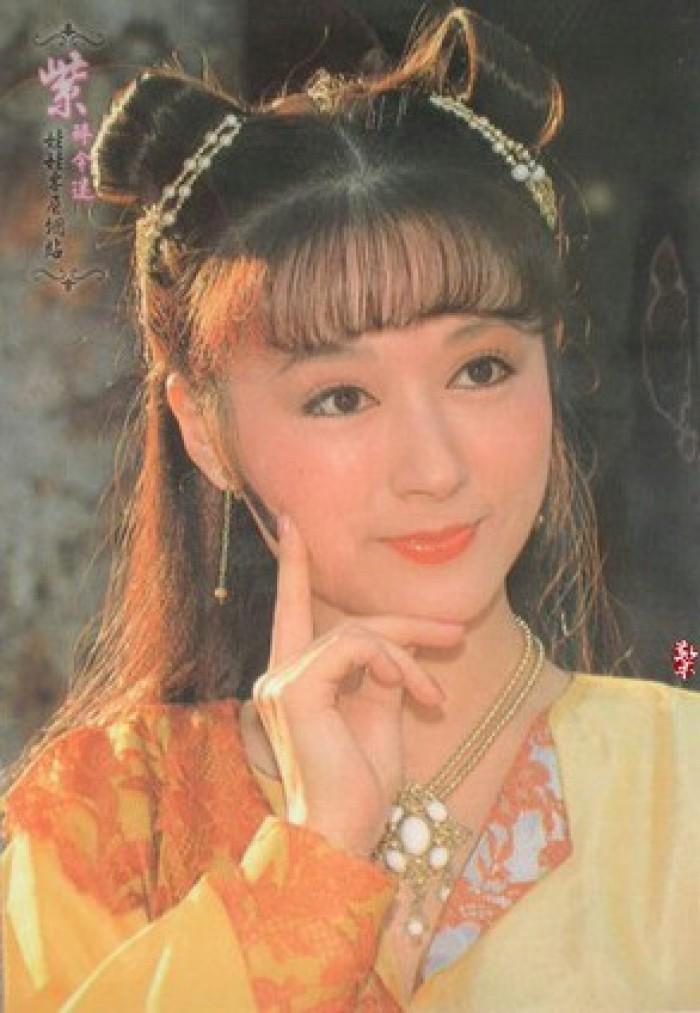 69岁潘迎紫近照曝光,皮肤紧致托腮卖萌,少女气十足