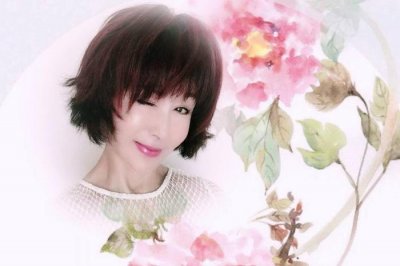 69岁潘迎紫近照曝光,皮肤紧致托腮卖萌,少女气十足