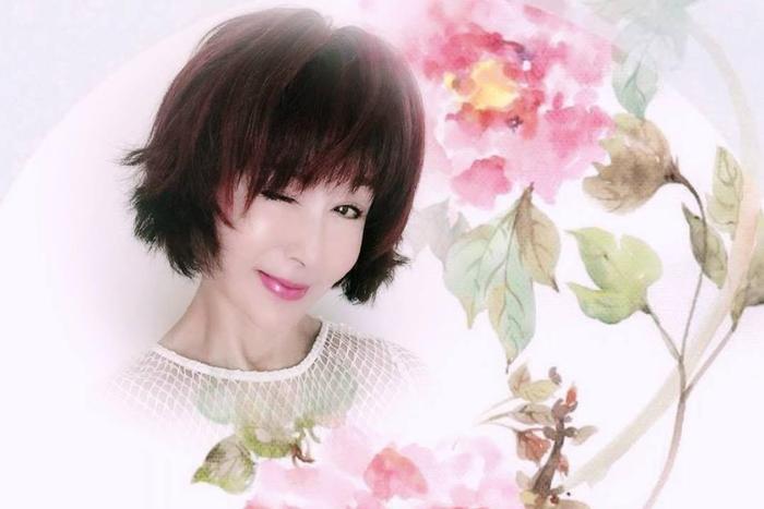 69岁潘迎紫近照曝光,皮肤紧致托腮卖萌,少女气十足