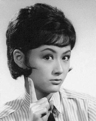 69岁潘迎紫近照曝光,皮肤紧致托腮卖萌,少女气十足