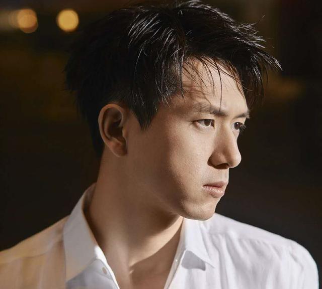 李现官宣新剧《人生若如初见》,放弃两部电视剧的拍摄,值得吗