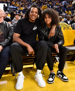 碧昂丝老公带10岁女儿亮相!女儿成翻版碧昂丝,皮衣配爆炸头太酷