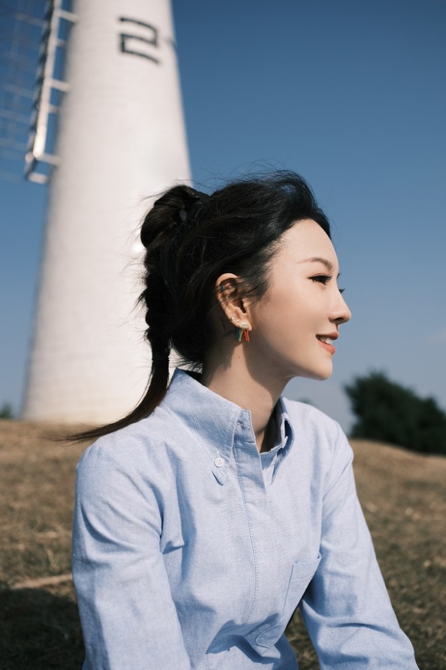 胡灵2025全新唱作单曲《青春旅行》鼓励积极生活