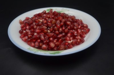 怎样剥石榴 只需一根勺子,果肉自动脱落,不脏手不流汁