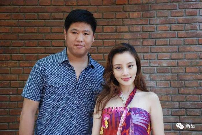 李小璐被卓伟拍到跟PG one过夜,却跟贾乃亮说自己做头发去了…